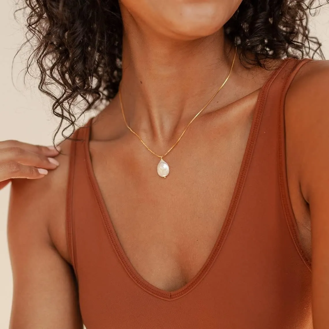 CAROVO Dainty Pearl Pendant Necklaces for Women 14k Gold Plated Barque Pearl Chain Necklace Delicate Handmade Cultured Pearl Necklace Everyday Jewelry for Gifts