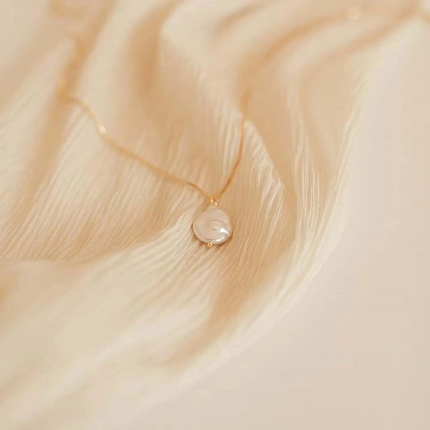 CAROVO Dainty Pearl Pendant Necklaces for Women 14k Gold Plated Barque Pearl Chain Necklace Delicate Handmade Cultured Pearl Necklace Everyday Jewelry for Gifts