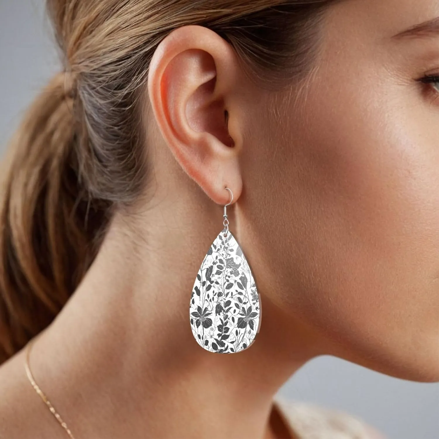 Stylish Drop-Shaped Acrylic Earrings Lightweight Printed Teardrop Dangle Earrings for Women (Damask Pattern)