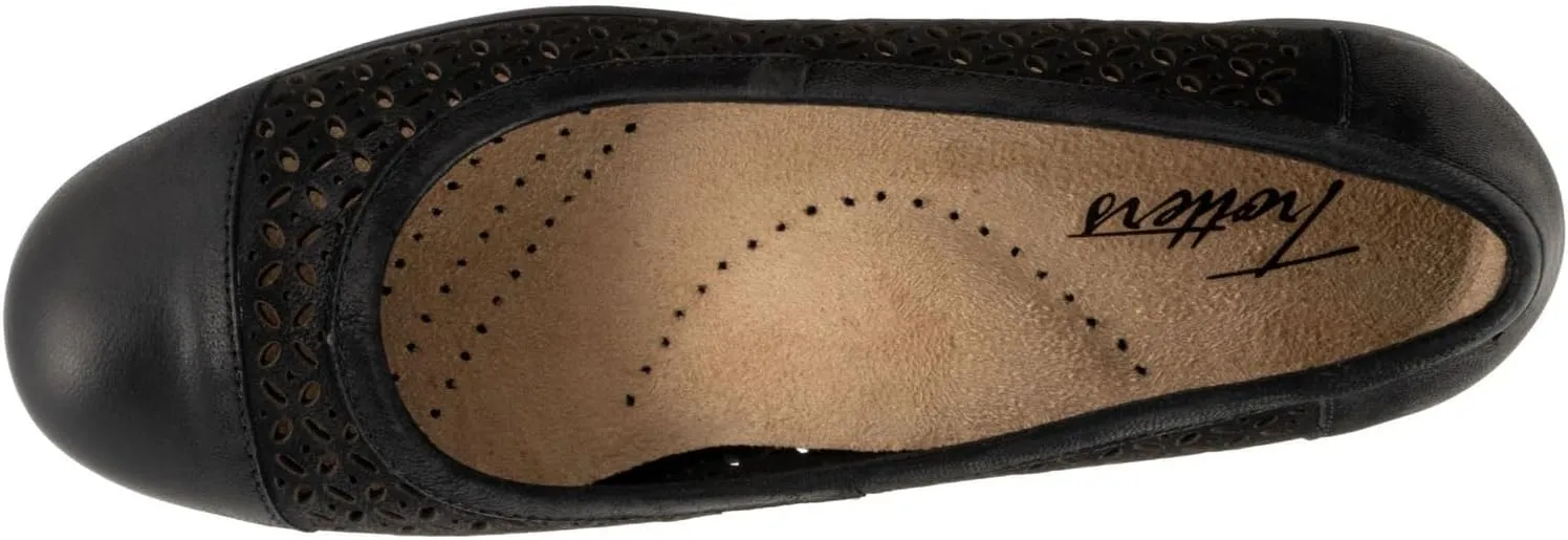 Trotters Women's Delmara Ballet Flat